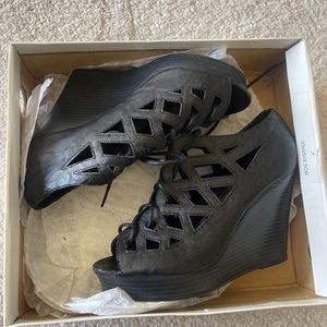 Olsenboye ovelocty black wedge heels